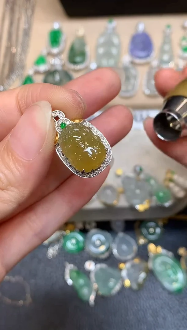 颈饰18K金镶嵌翡翠貔貅【无服务费