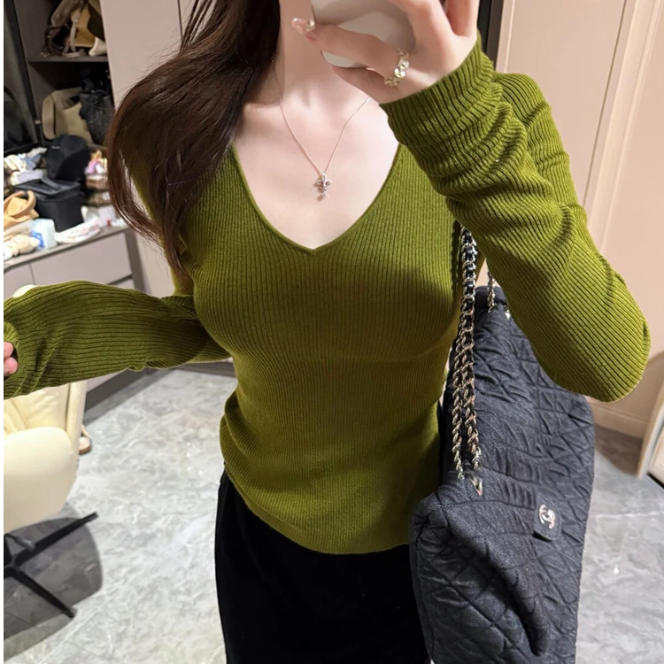 2025秋冬季绿色v领显白打底针织衫女极简修身短款毛衣高级感上衣