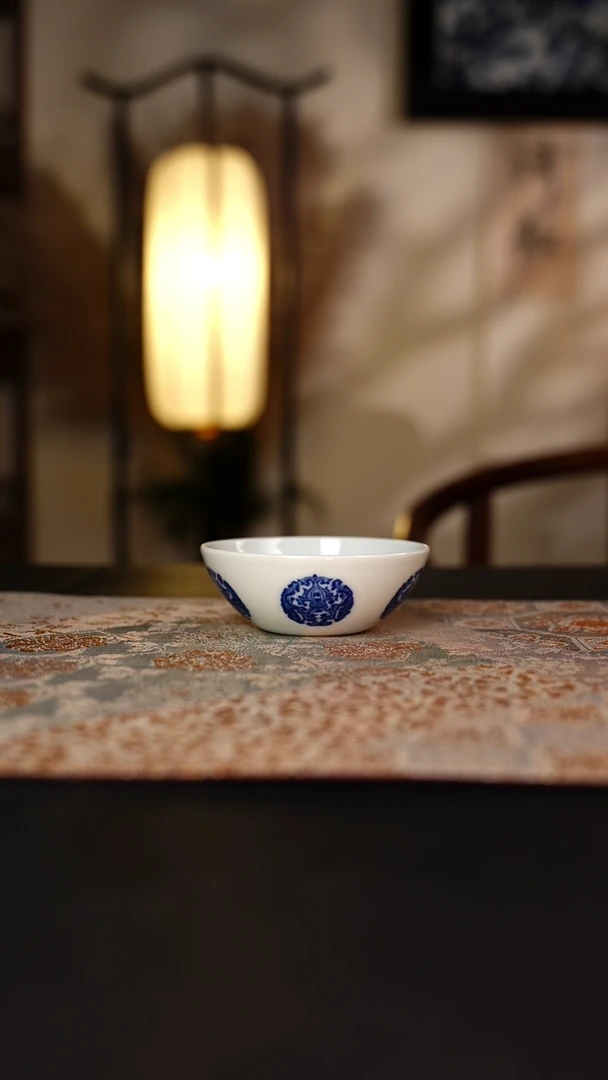 待月观山青花团花卧足杯