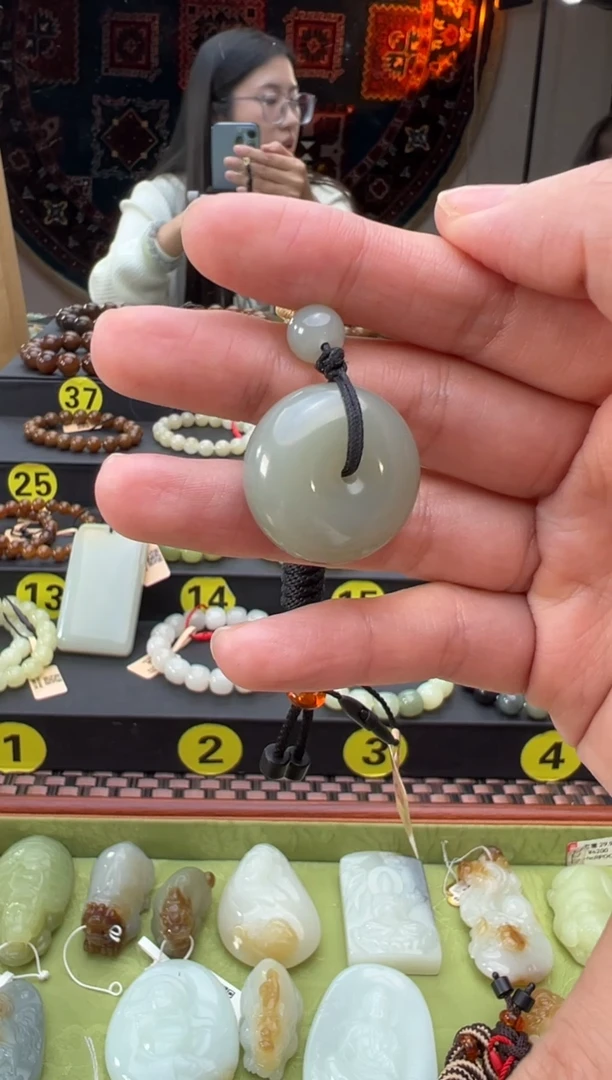 吊坠(赠链)未镶嵌和田玉酒**断且末料青白玉平安扣