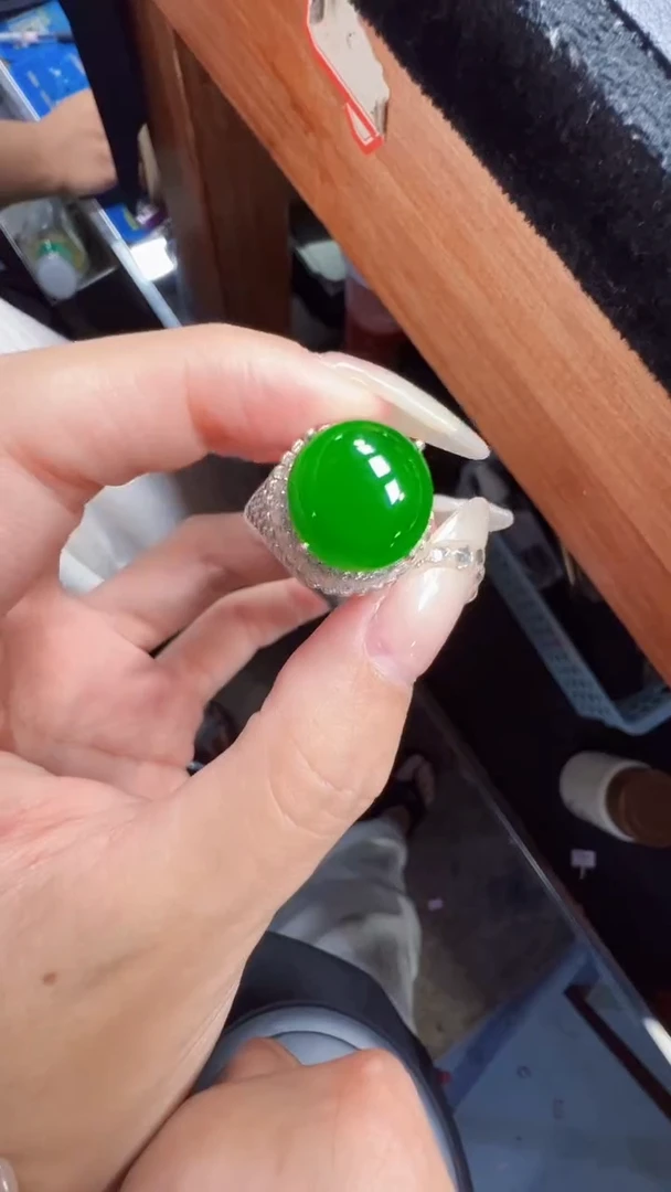 未镶嵌定制翡翠翡翠A货有轻微色差属于正常现象，蛋面多样性发货1