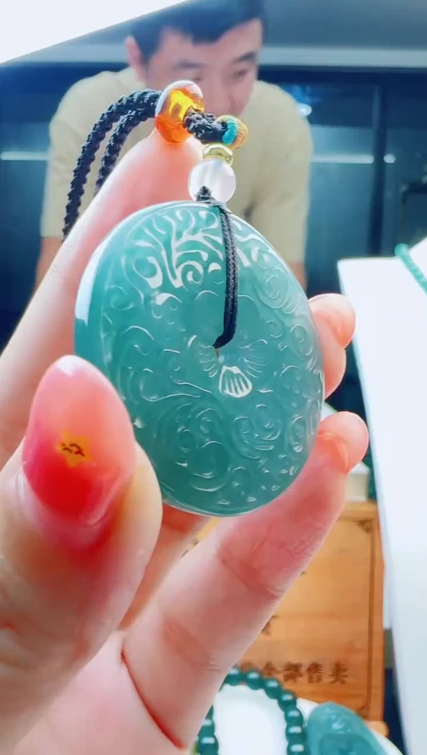 翡翠未镶嵌颈饰多样性发货其中一件