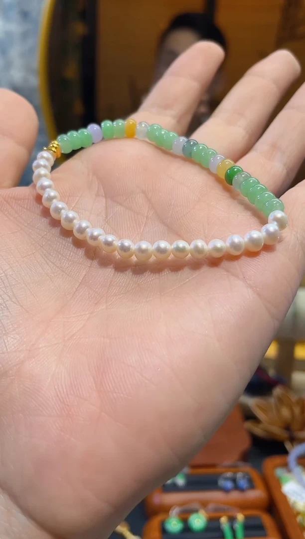 颈饰足金镶嵌翡翠手串