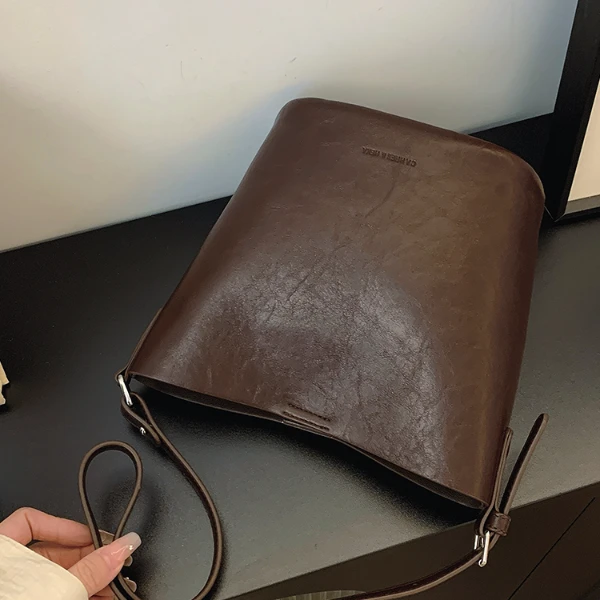 复古质感小包包女上班新款单肩腋下包高级洋气通勤专用斜挎水桶包