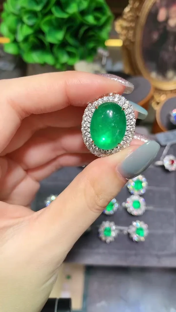 祖母绿戒指18K金镶嵌芈****档14.35CT