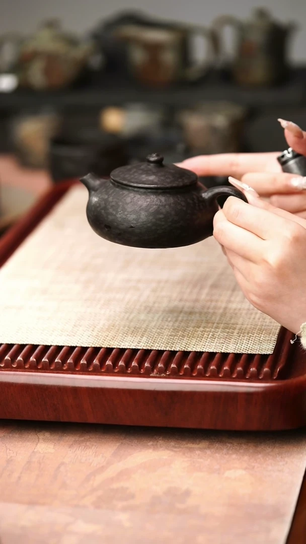 归玉堂冰碛岩重工雕刻透光鱼籽寒江壶