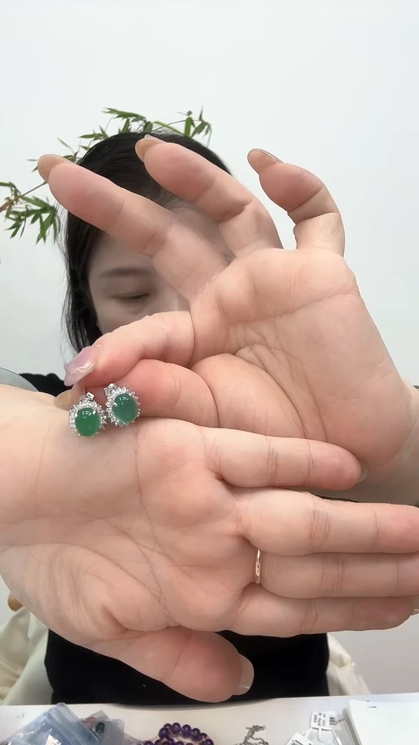 【闪购商品】玛瑙/玉髓耳钉银S925镶嵌绿玛瑙耳钉