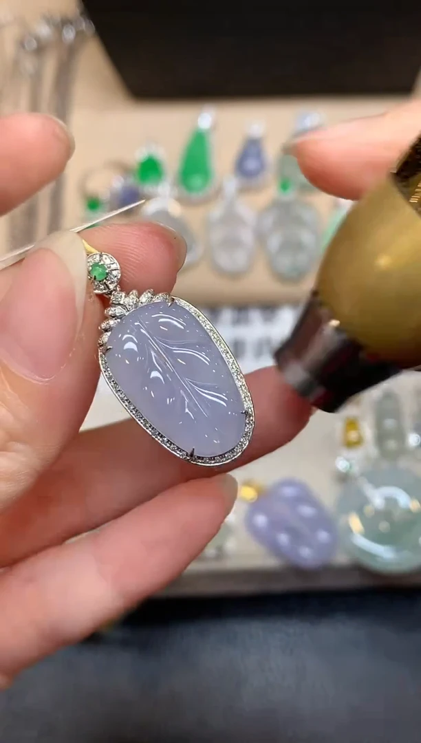 颈饰18K金镶嵌翡翠树叶【无服务费