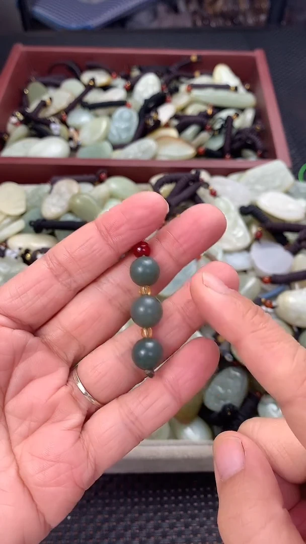 颈饰未镶嵌和田玉（多样性发一件）没有证书有瑕