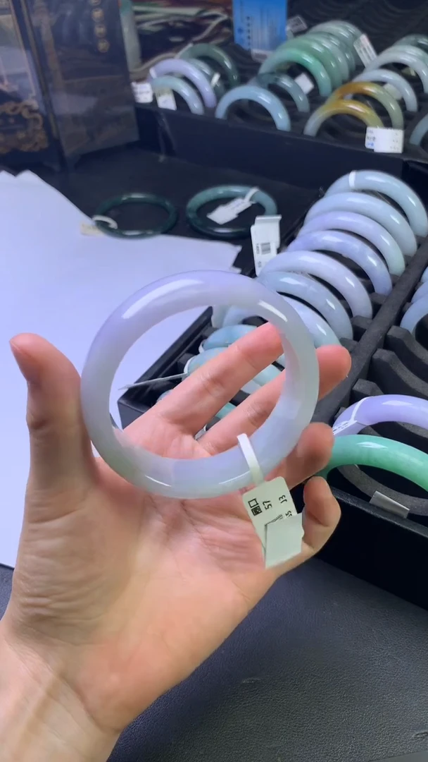 翡翠手镯未镶嵌宽版淡紫色