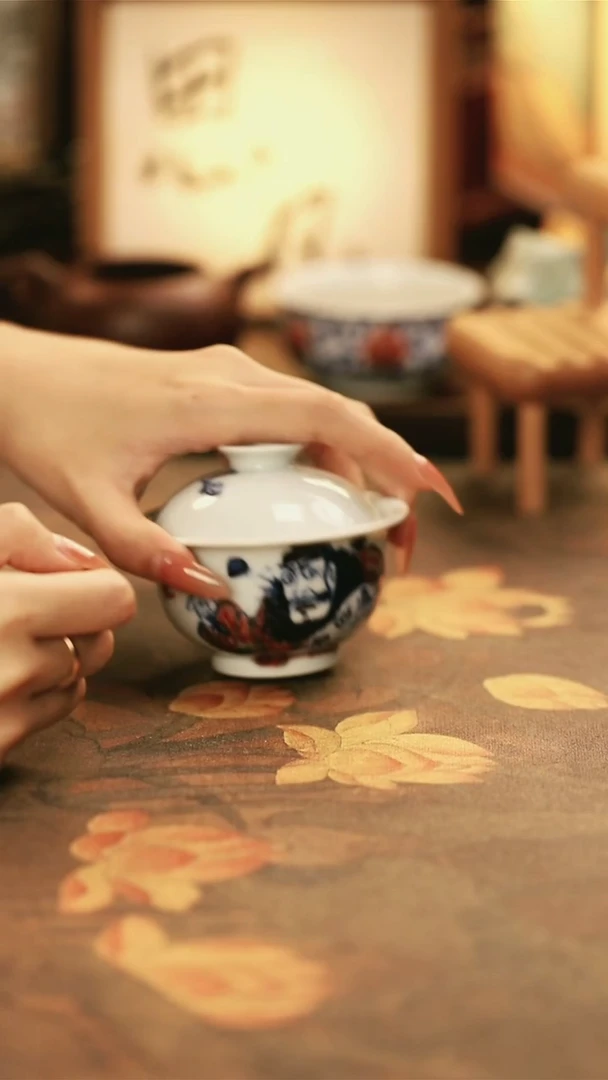 陶瓷青花釉里红钟馗盖碗-1