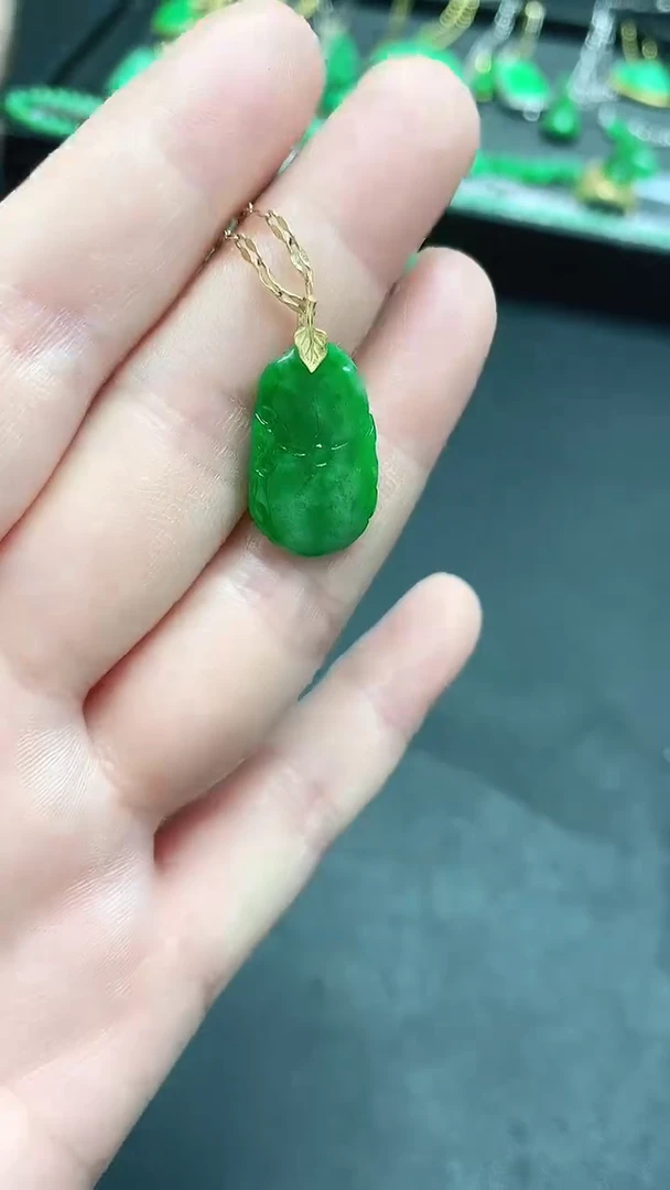 颈饰18K金镶嵌翡翠赠礼盒证书