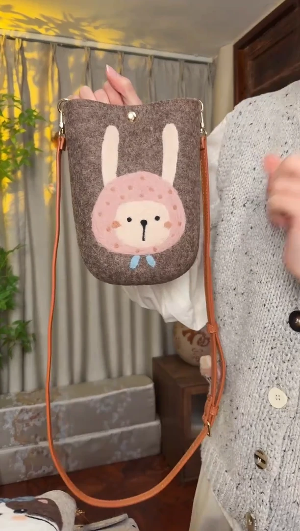 羊毛非遗羊毛毡包 手机包兔子