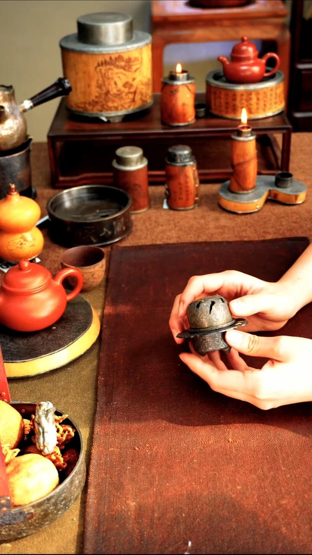 0697纯锡香炉三足带盖