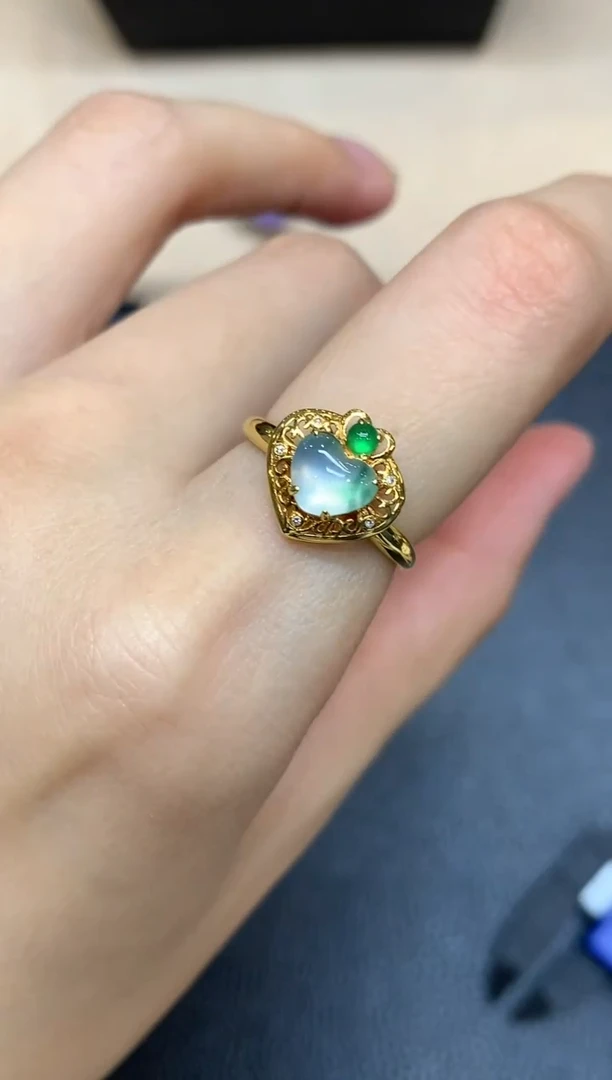 18K金镶嵌戒指翡翠爱心【无服务费