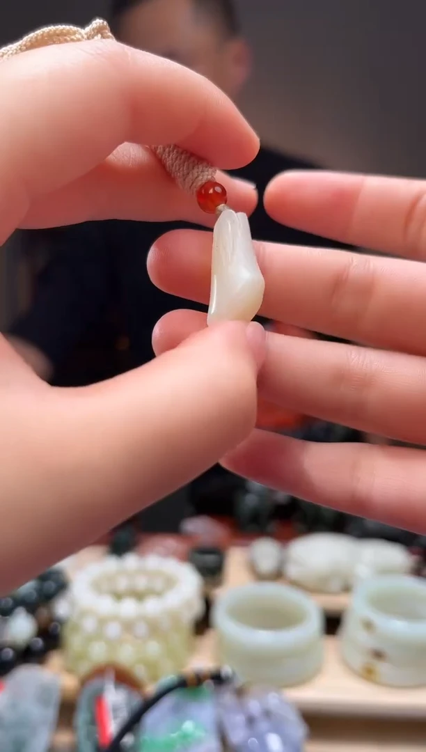 颈饰未镶嵌和田玉吊坠