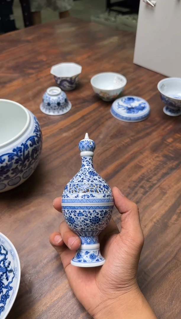 九?玉春堂 镂空雕刻缠枝莲香薰炉