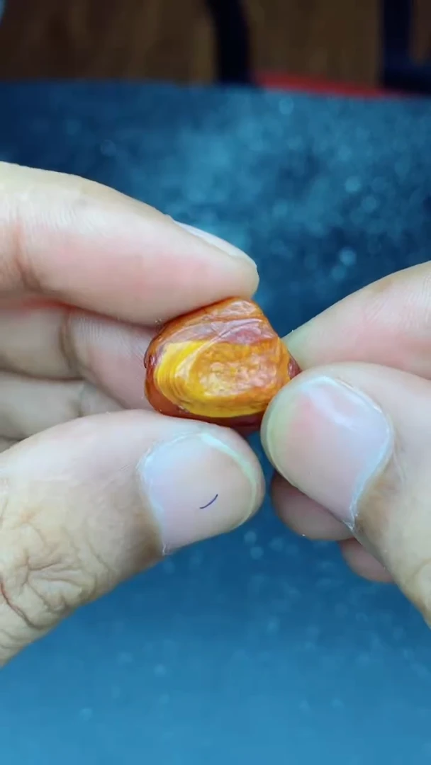 琥珀未镶嵌珠宝奇石在****蜂1