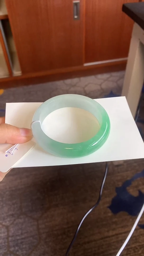 吊坠(不含链)未镶嵌翡翠翡翠闪购为准，一物一证书