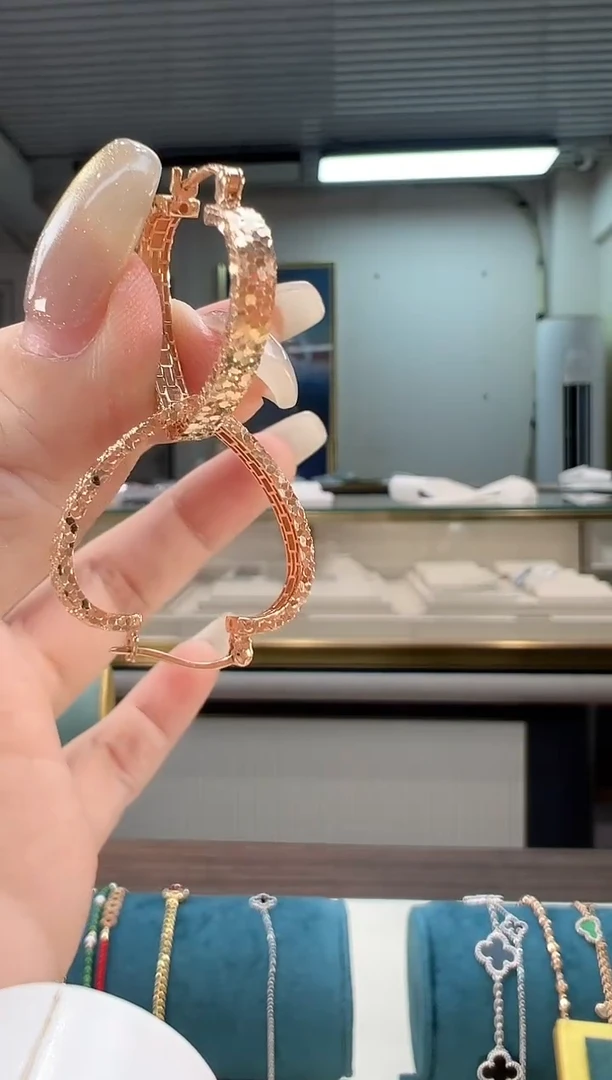 耳饰18K金碎碎冰爱心耳环