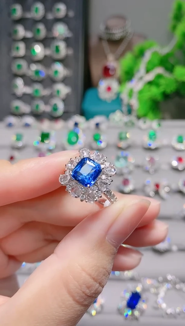 18K金戒指蓝宝石18K金镶嵌.