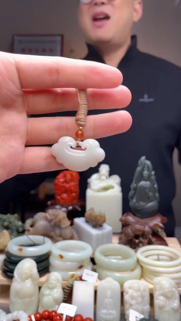 颈饰未镶嵌和田玉吊坠