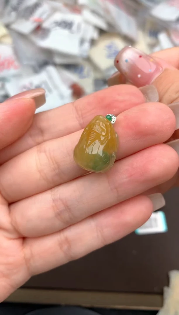18K金镶嵌挂件翡翠一