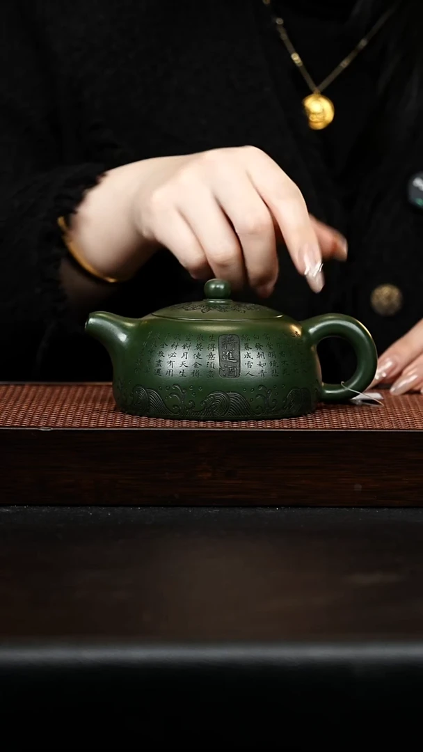 紫砂茶宠半月壶