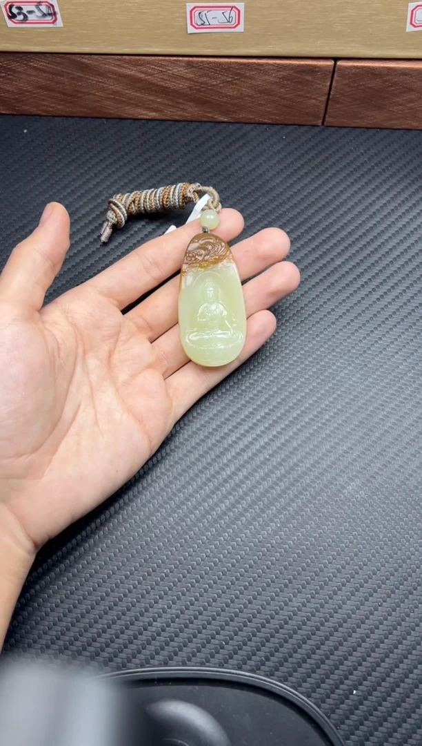 吊坠(赠链)未镶嵌和田玉若羌微色差吊坠