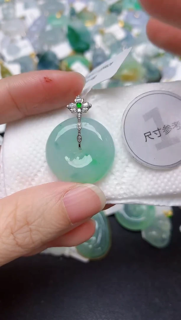 颈饰18K金镶嵌翡翠天然缅甸A货翡翠