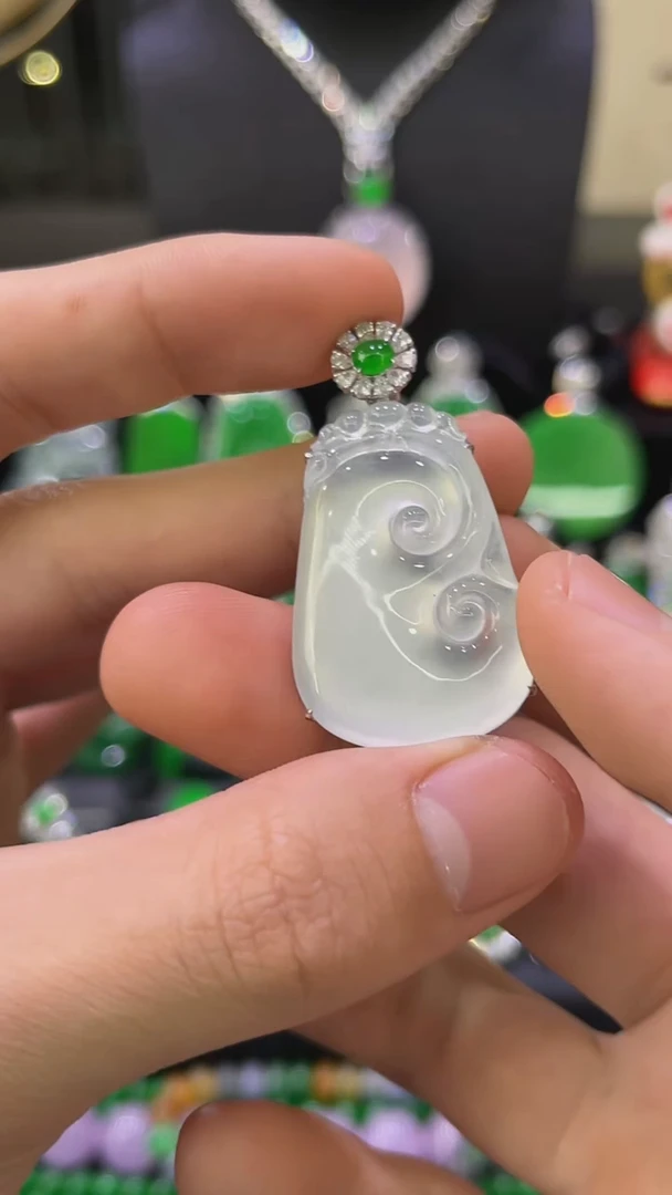 颈饰18K金镶嵌翡翠吊坠