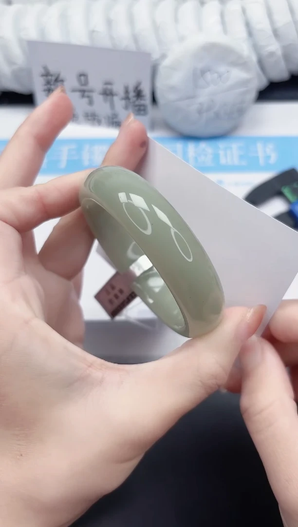 未镶嵌手镯石英质玉70-54.8DK