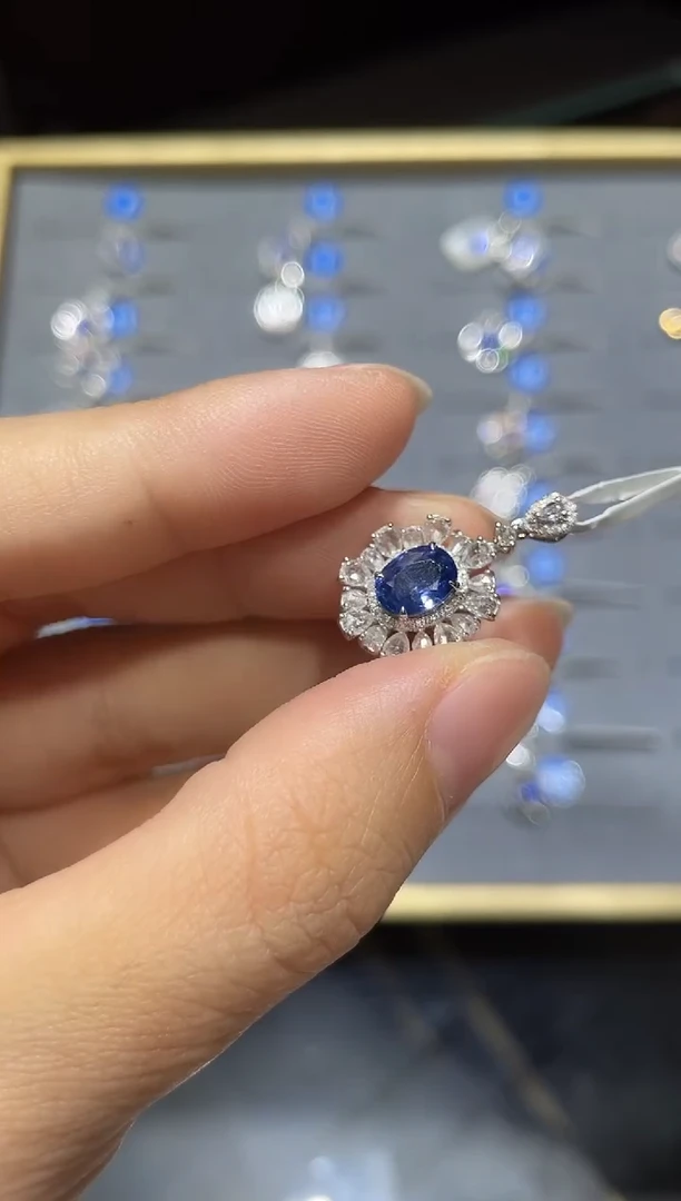 颈饰蓝宝石18K金镶嵌吊坠