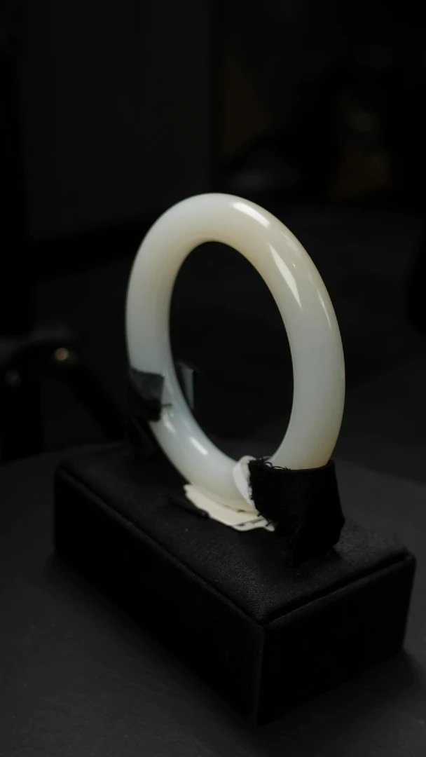 未镶嵌手镯和田玉且末糖白手镯55.7圈