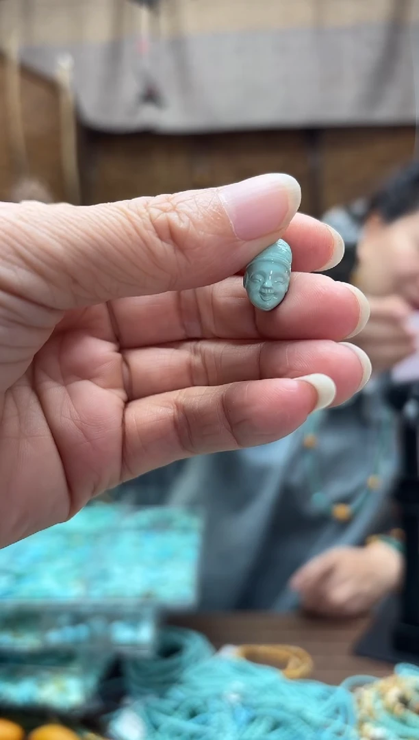 绿松石未镶嵌颈饰发一件  1.88g
