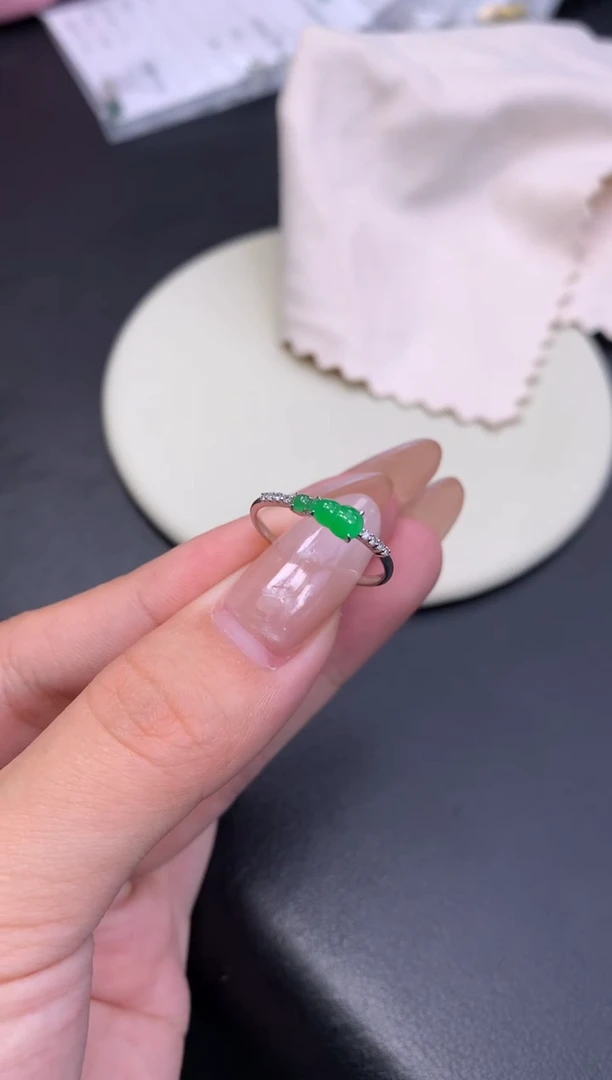 颈饰18K金镶嵌翡翠48小时鉴赏期 退货不扣服务费