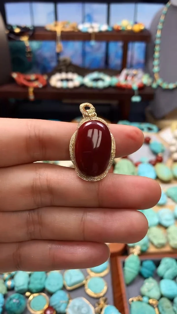 颈饰18K金镶嵌南红玛瑙牛血红吊坠