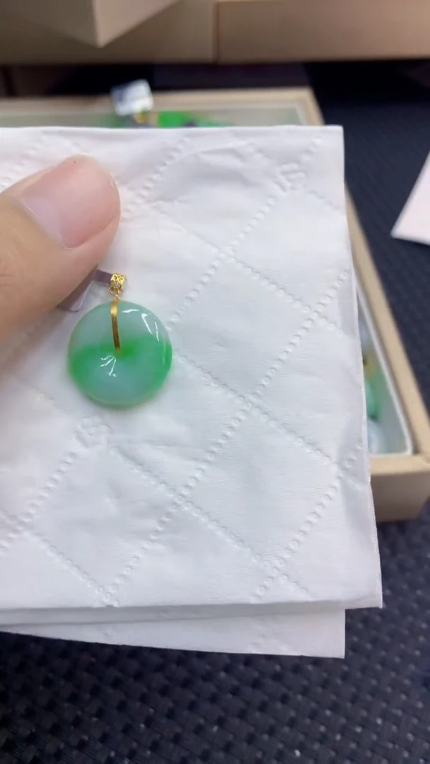 翡翠18K金镶嵌颈饰             1