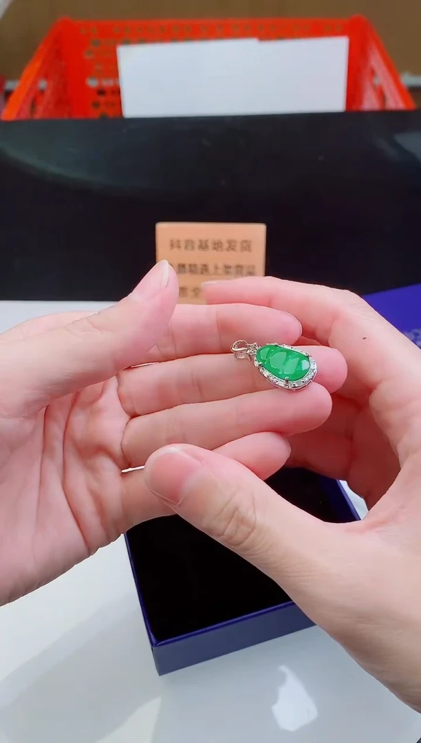 颈饰未镶嵌翡翠     ·