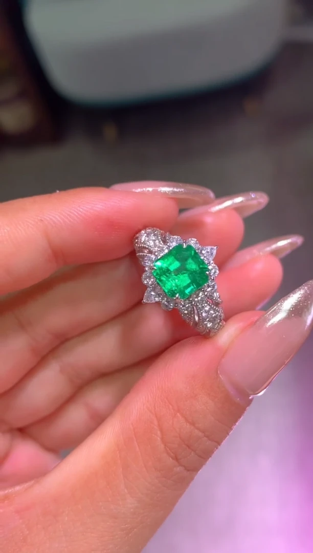祖母绿戒指18K金镶嵌1.39CT 哥伦比亚