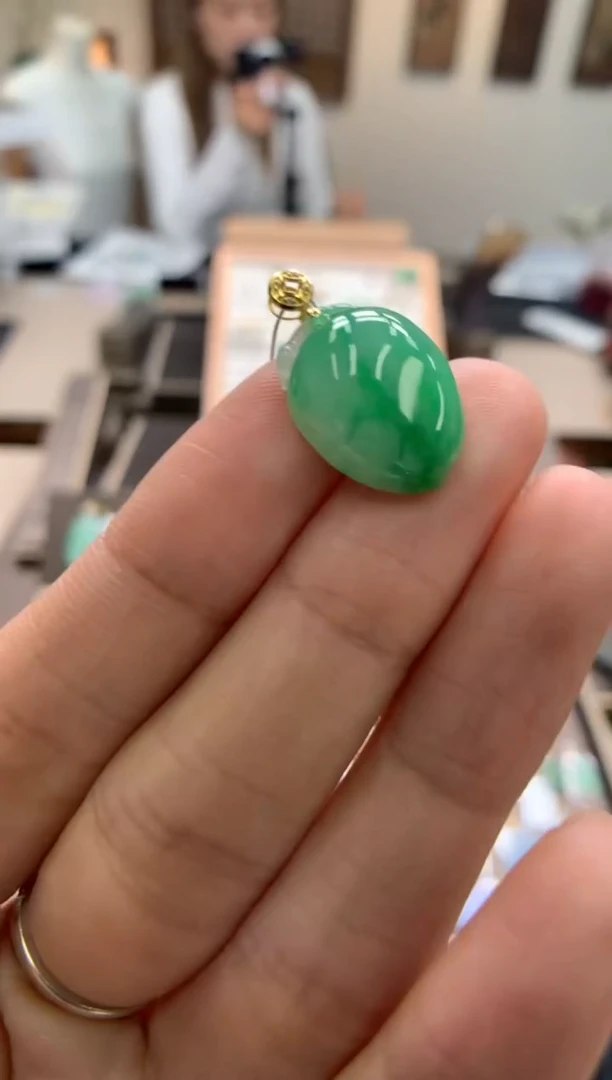 颈饰18K金镶嵌翡翠桃