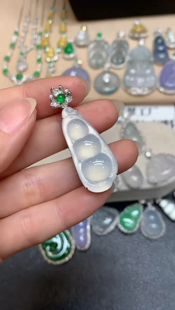 颈饰18K金镶嵌翡翠福豆【无服务费