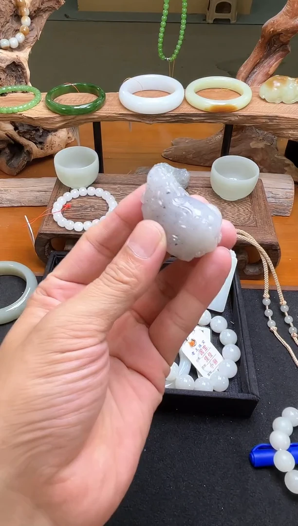 未镶嵌和田玉把件新疆黑山 貔貅 44+