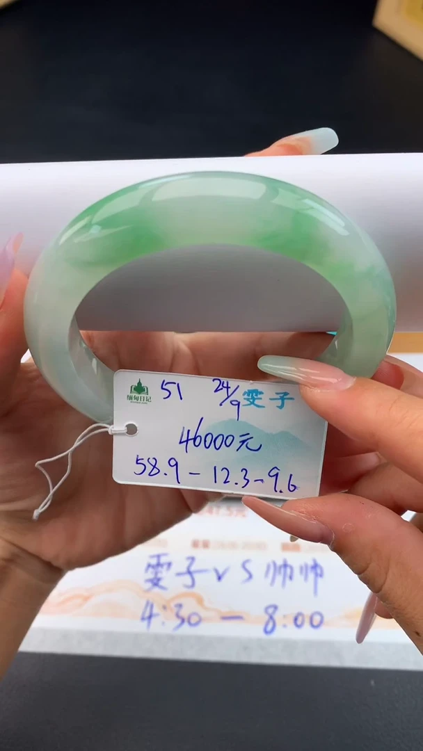 未镶嵌手镯翡翠自带#送人#，联系客服核对地址~