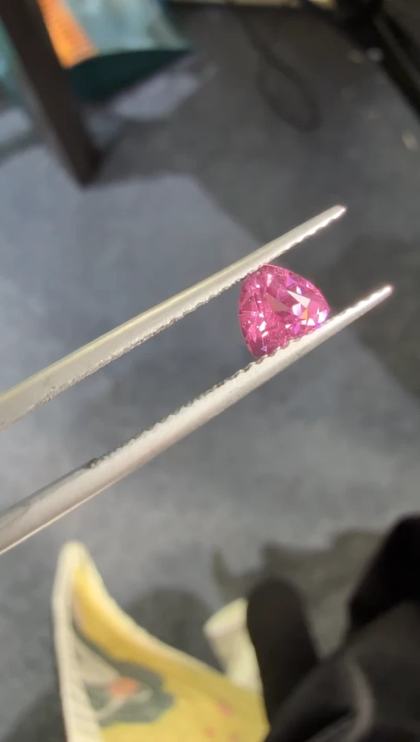 未镶嵌三角尖晶石0.65ct-A481-1p