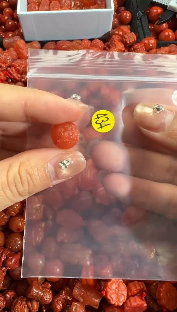 南红玛瑙合金颈饰1