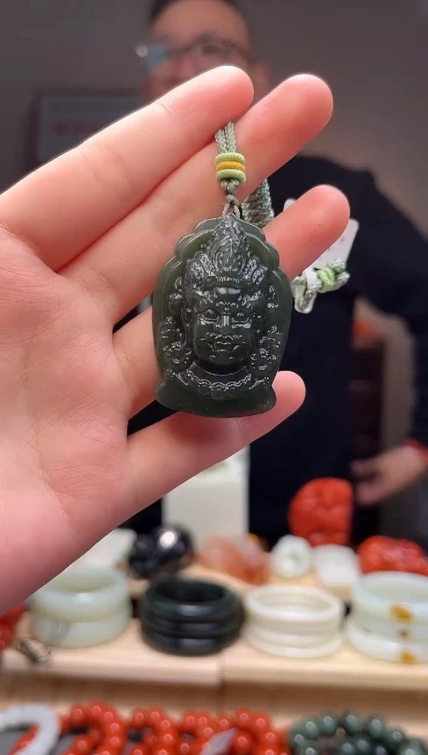 颈饰未镶嵌和田玉吊坠