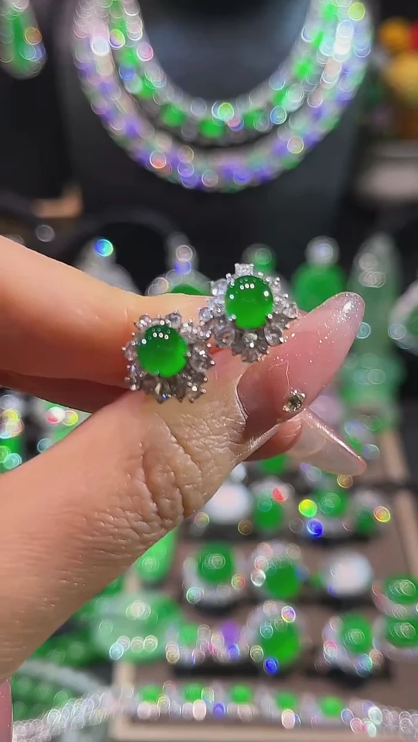 18K金镶嵌翡翠耳饰耳钉