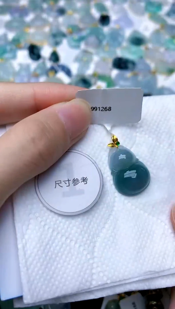 颈饰18K金镶嵌翡翠天然A货翡翠