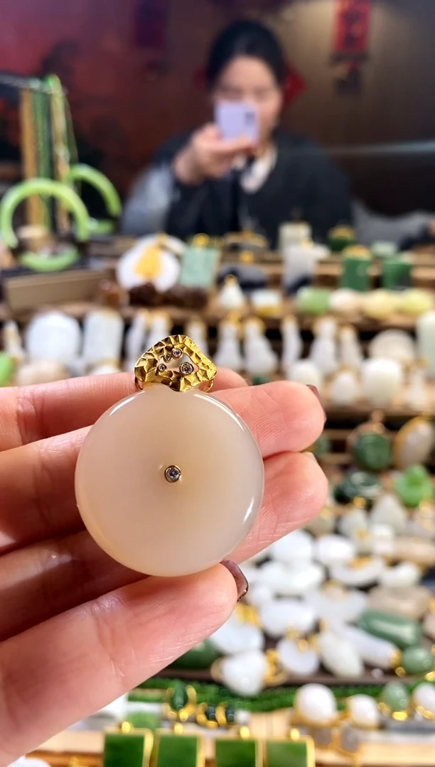 【闪购商品】和田玉吊坠18K金镶嵌。